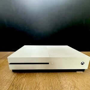 XBOX ONE S + 1 controller + 3 games